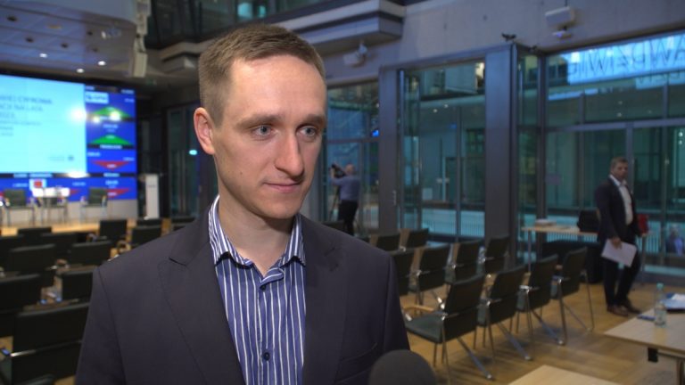 Sztuczna inteligencja pozwala tworzyć całkowicie poprawne teksty dziennikarskie. Może to doprowadzić do eskalacji fake newsów