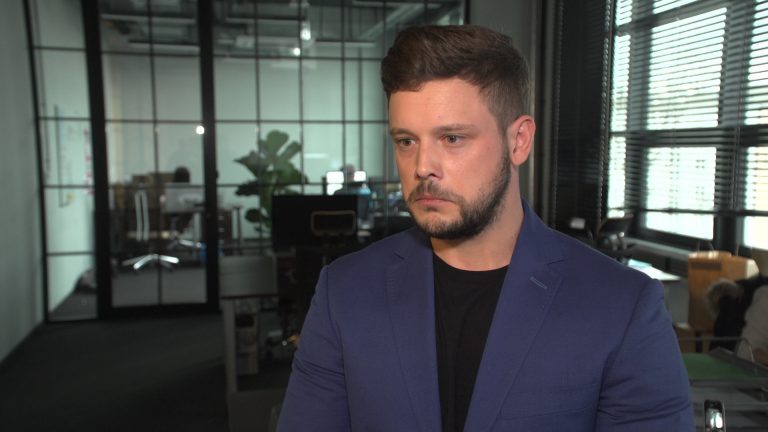Ładowanie indukcyjne to już standard. Przyszłością mogą jednak okazać się ładowarki oparte na ultradźwiękach czy falach radiowych