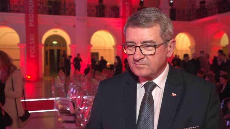 Polskie miasta eksperymentują ze sztuczną inteligencją. Motywuje ona do pracy urzędników, a wkrótce może ich nawet zastąpić