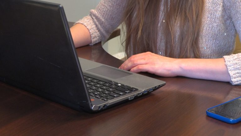Pandemia napędziła rekordową sprzedaż komputerów, zwłaszcza w segmencie laptopów. Boom na rynku jest jednak chwilowy [DEPESZA]
