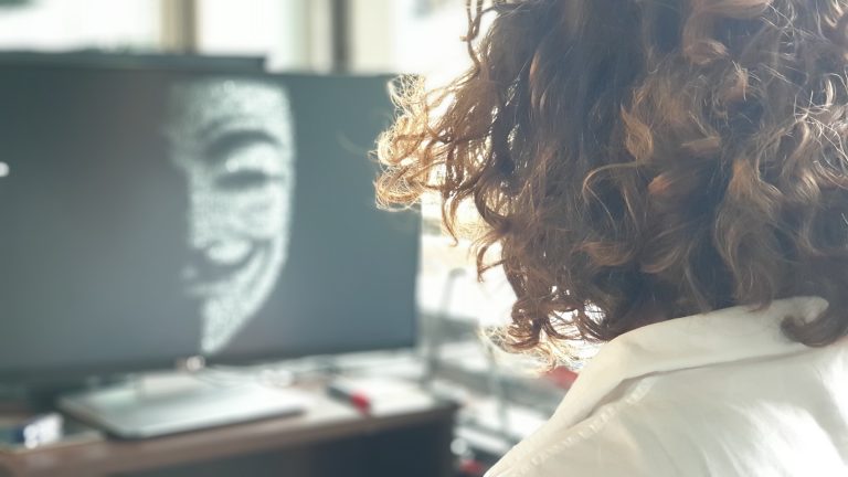 W czasie pandemii 80 proc. firm odnotowało zwiększoną liczbę cyberataków.  Mimo tego większość redukuje zespoły ds. cyberbezpieczeństwa [DEPESZA]
