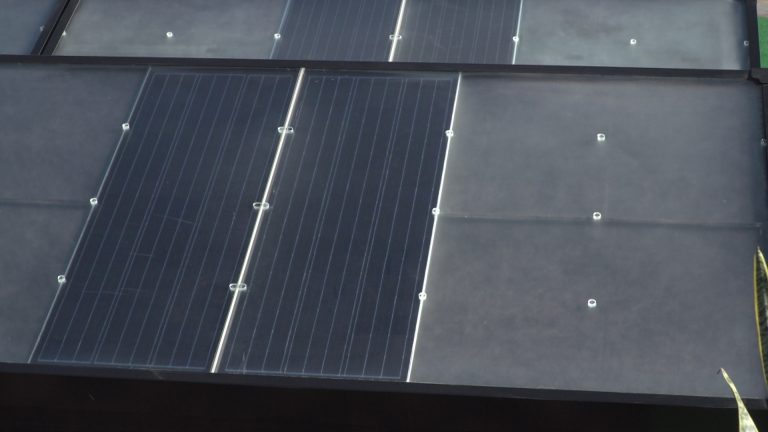 Nowe odkrycia naukowców mogą zrewolucjonizować fotowoltaikę. Z tej samej ilości światła powstanie znacznie więcej energii [DEPESZA]