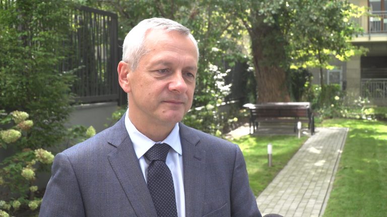 Minister Zagórski: Cyfryzacja szkół przebiega zgodnie z planem. Do końca roku 21 tys. placówek będzie mieć szybki i darmowy internet