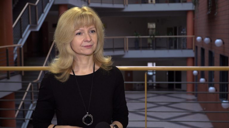 Interfejsy mózg–komputer pozwolą na połączenie ludzkich myśli ze sztuczną inteligencją. Niosą za sobą jednak wiele zagrożeń, jak np. hakowanie umysłu